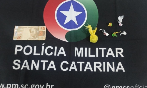 Durante abordagem, um foge e outro menor é detido com drogas