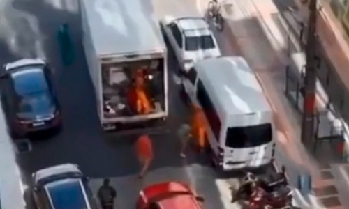 Vídeo mostra momento de raiva em que mulher ataca trabalhar da coleta do lixo
