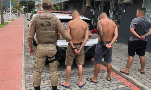 Acusados de furto não se intimidam e andam com veículo usado em crime no centro da cidade
