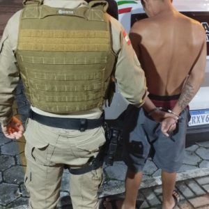 Jovem que cometeu crime de latrocínio e tráfico é preso durante abordagem em Tijucas