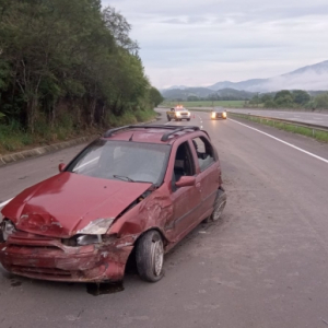 Motorista com CNH vencida fica ferido ao capotar veículo, apreendido pela polícia 