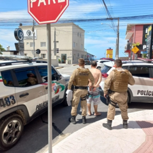 Com mandado de prisão ativo, homem é encontrado pela PM ao caminhar pela praia