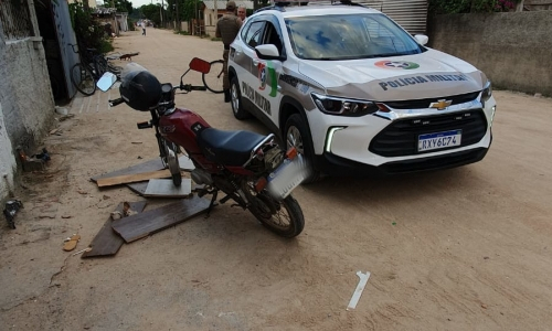Jovem chama atenção da polícia ao circular por rua de Tijucas sem capacete