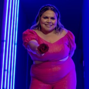 Dona do versão sertaneja de 'Flowers', de Miley Cyrus passa por Tijucas; saiba onde