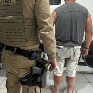 Idoso provoca acidente em pátio de empresa ao dirigir embriagado