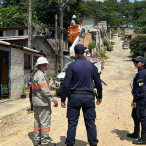 Áreas irregulares têm sido alvos constantes de operação contra furto de energia elétrica