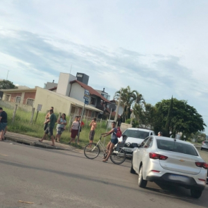 Motociclista é arremessado por alguns metros ao se chocar contra carro