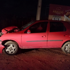 Colisão frontal entre carro e moto em acostamento deixa três feridos na SC-410