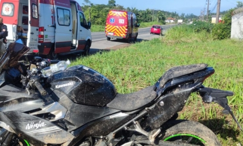 Duas pessoas ficam feridas em acidente entre duas motos na SC-410