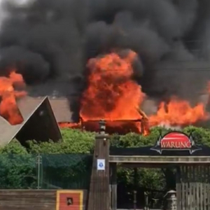 Incêndio destrói clube famoso e bombeiros lutam para controlar fogo
