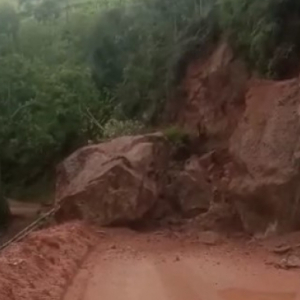 Grande bloco de pedra se desprende de morro em estrada no interior do município