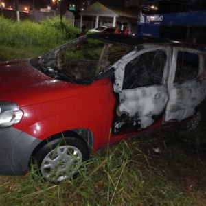 Veículo utilizado em assalto é abandonado em chamas próximo de rodovia