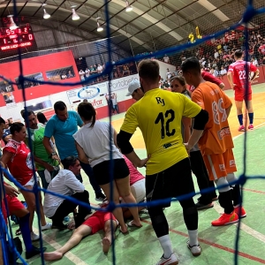 Jogador nocauteado por torcedor nas Olimpíadas Tijuquense, diz não saber motivo da agressão