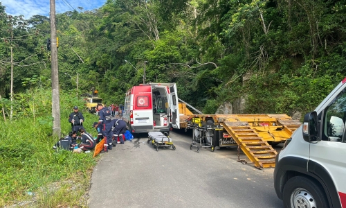 Motociclista fica em estado grave após colisão em descida de morro