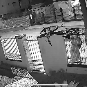 Bicicleta avaliada em mais de R$ 10 mil é levada por criminoso