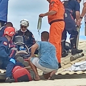 Homem passa mal e morre ao fazer reparos em cima de telhado