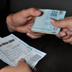 ALERTA: Dupla tenta aplicar golpe do bilhete premiado contra várias pessoas