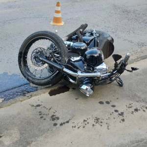 Homem perde vida em grave acidente entre moto e caminhão