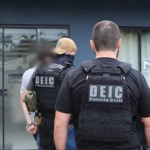 Jovem é preso por apologia ao nazismo e por espalhar ódio contra negros e judeus