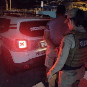 Assaltantes invadem casa, agridem proprietária e fogem com rifle