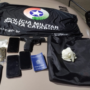 Posse ilegal de arma de fogo e drogas resultam em prisões em Tijucas