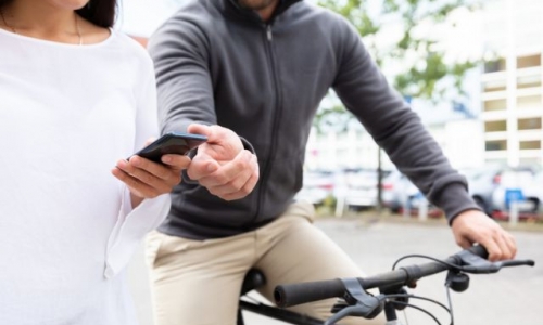 Vítima de roubo tem celular arrancado das mãos por homem em bicicleta