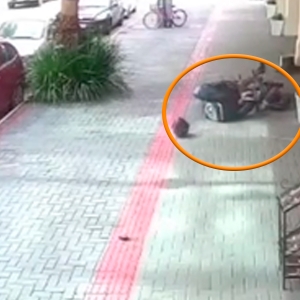 VÍDEO - Homem perde controle de moto e invade comércio após ter a frente cortada