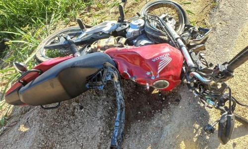 Colisão frontal entre carro e moto mata dois irmãos na SC-108