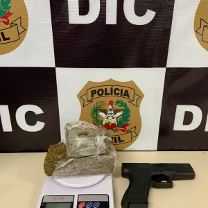 Mandados de busca termina em prisão em flagrante por tráfico de drogas