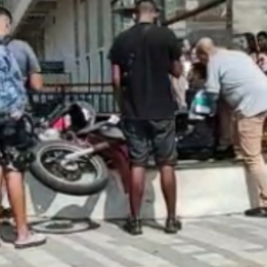 INUSITADO: Homem sofre acidente de moto e vai parar dentro de chafariz 