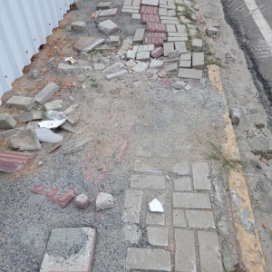 Moradores precisam desviar de calçadas detonadas por construtora 