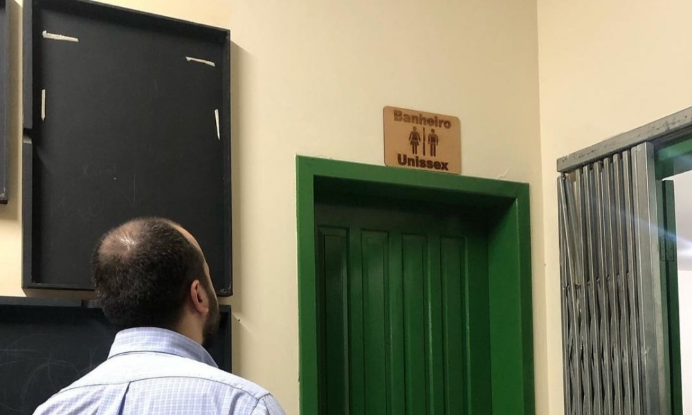 Após polêmica com banheiro unissex em escola de São João Batista, pais pedem explicações