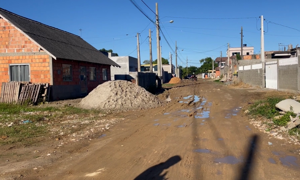 Moradores de bairro de Tijucas reclamam de falta de esgoto e pavimentação