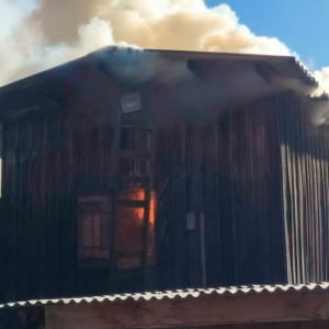 Casa de silagem construída em cima de material inflamável é consumida pelas chamas