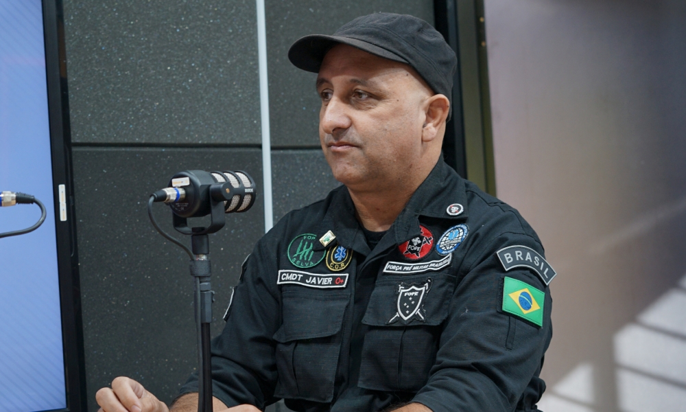 Em escola Militar, instrutor ajuda alunos como se portar em todas adversidades  que a vida apresenta 