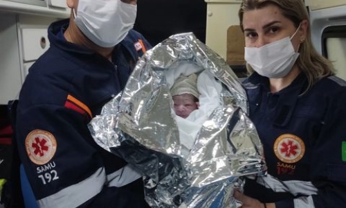Mãe em trabalho de parto dá à luz dentro de ambulância do SAMU