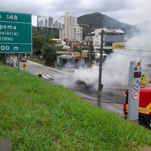 Carro pega fogo em marginal da BR-101; motorista conseguiu escapar