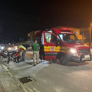 Condutor de motoneta sofre ferimento na cabeça ao colidir contra moto