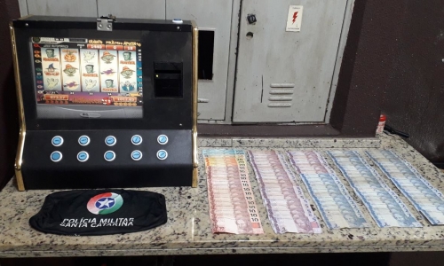 Máquina caça-níquel em funcionamento é apreendida em bar após denúncia