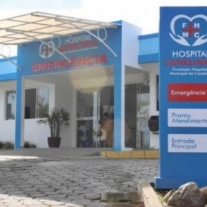 Médico pede para que criança fique nua e passa a rezar com mão sob sua cabeça