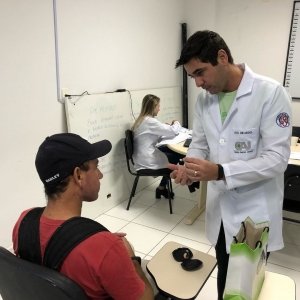 Pacientes com deficiência auditiva recebem aparelhos de programa municipal