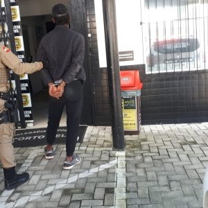 Funcionários de supermercado conseguem deter suspeito após furto de carne