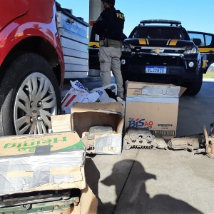 Após denúncia, carro é parado na BR-101 com peças furtadas de caminhão