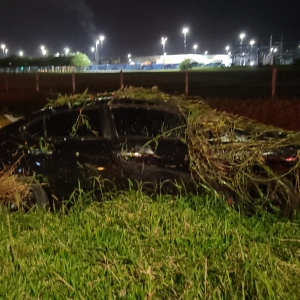 Motorista embriagado tenta fuga em alta velocidade, capota carro e cai em córrego