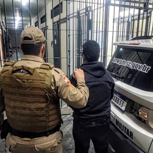 Com mandado de prisão ativo, mulher é presa ao ser abordada em praia