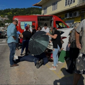 Mulher à beira de estrada é atingida violentamente por tampa de carroceria de caçamba