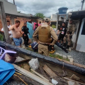 Incontrolável sob suspeita de uso de drogas, homem pede ajuda a Deus