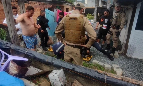 Incontrolável sob suspeita de uso de drogas, homem pede ajuda a Deus