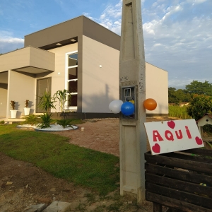 Balões e placas indicativas em poste tentam chamar atenção de empresa 