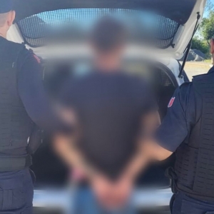 Abordado em via pública, homem é detido com mandado de prisão por furto e desacato